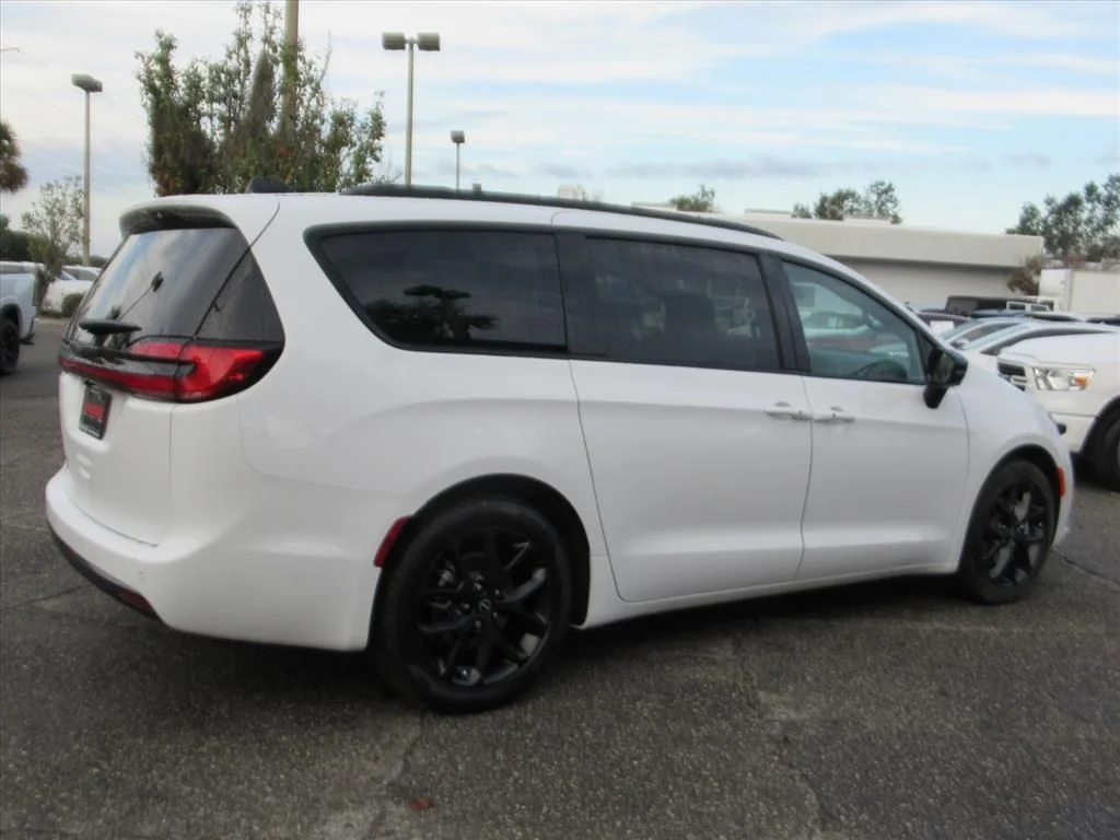New 2026 Bright White Clear-Coat Exterior Paint Chrysler Select image 6
