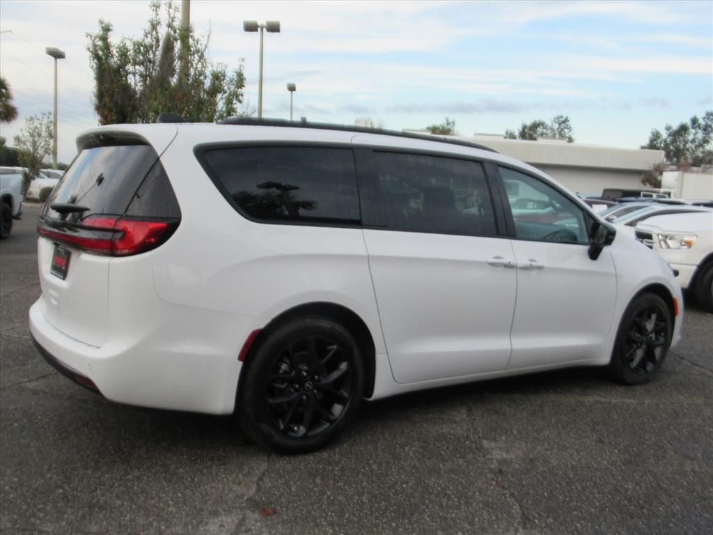 New 2026 Bright White Clear-Coat Exterior Paint Chrysler Select image 6