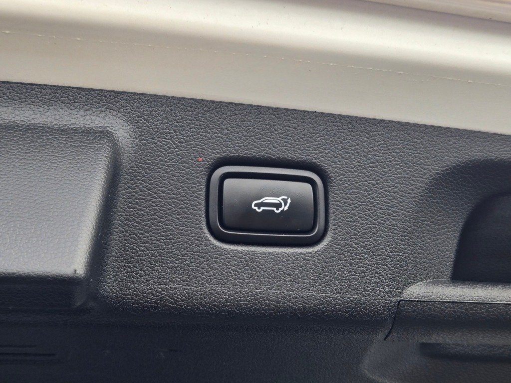Used 2025 White Hyundai SEL image 15