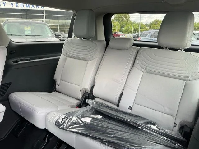 New 2026 Star White Metallic Tri-Coat Ford MAX Platinum® image 25