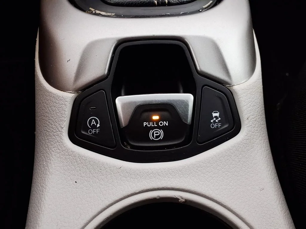 Used 2018 White Clearcoat Jeep Latitude image 21