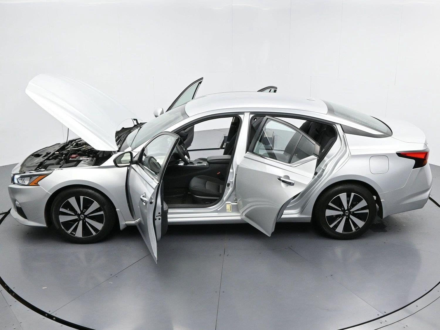 Used 2022 Brilliant Silver Metallic Nissan 2.5 SV image 35