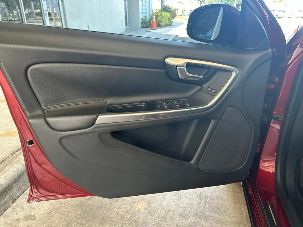 Used 2013  Volvo  image 32