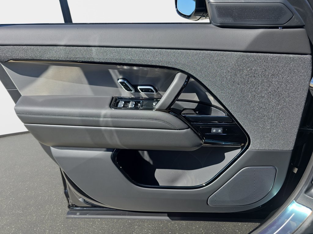 New 2027 Santorini Black LAND ROVER Dynamic SE P400 image 28