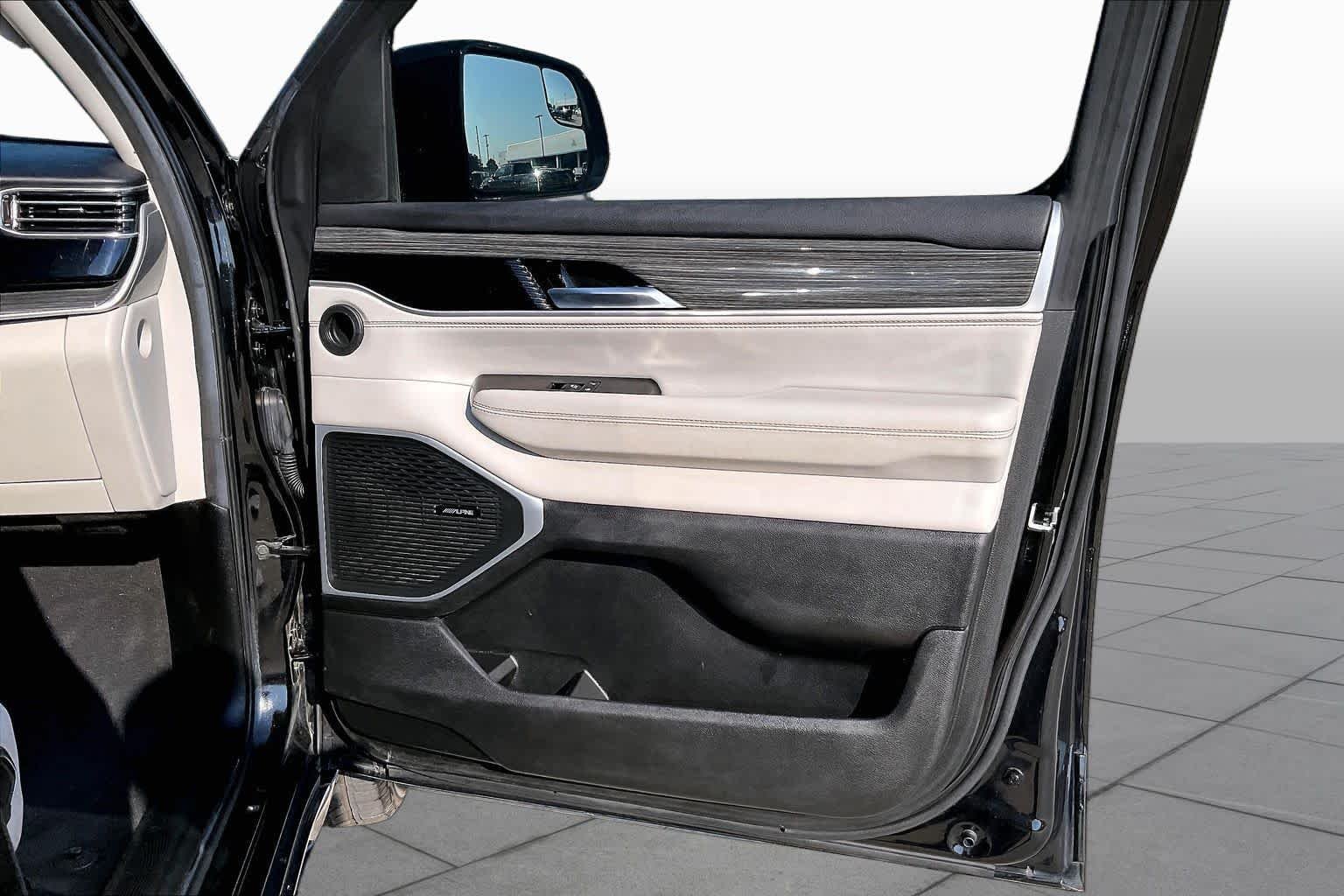 Used 2022 Diamond Black Crystal Pearlcoat Jeep Series III image 17