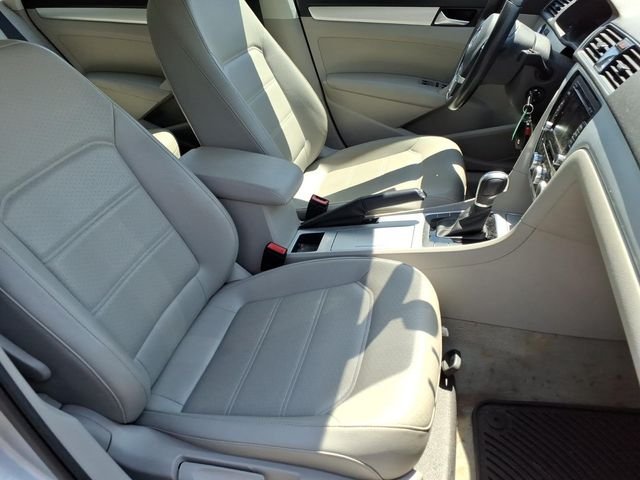 Used 2012 Silver Volkswagen 2.5 SE image 19