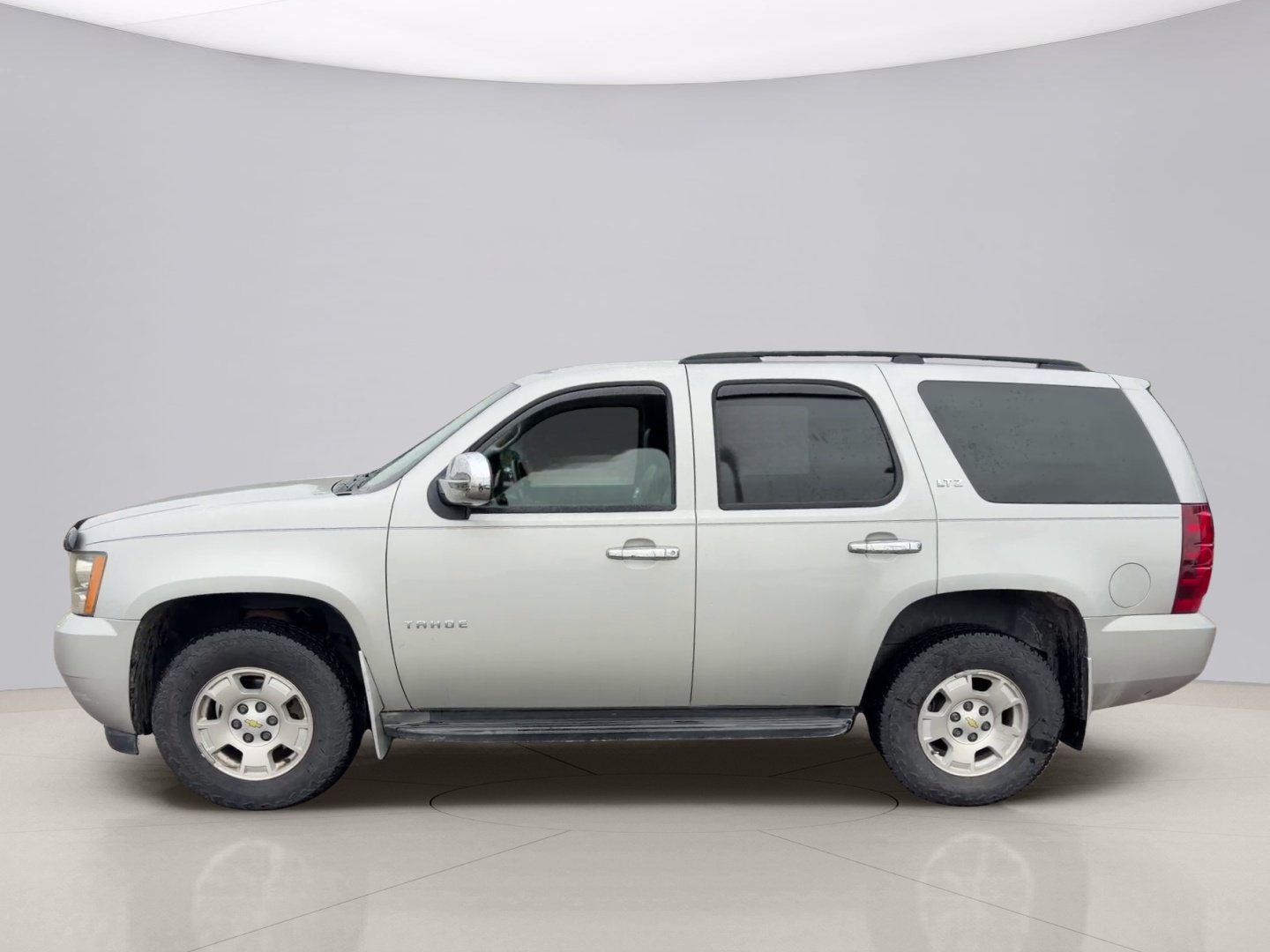 Used 2010 Silver Chevrolet LT 4WD image 2