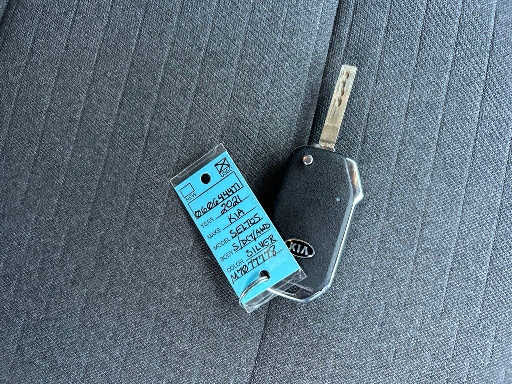 Used 2021 White Kia S image 33