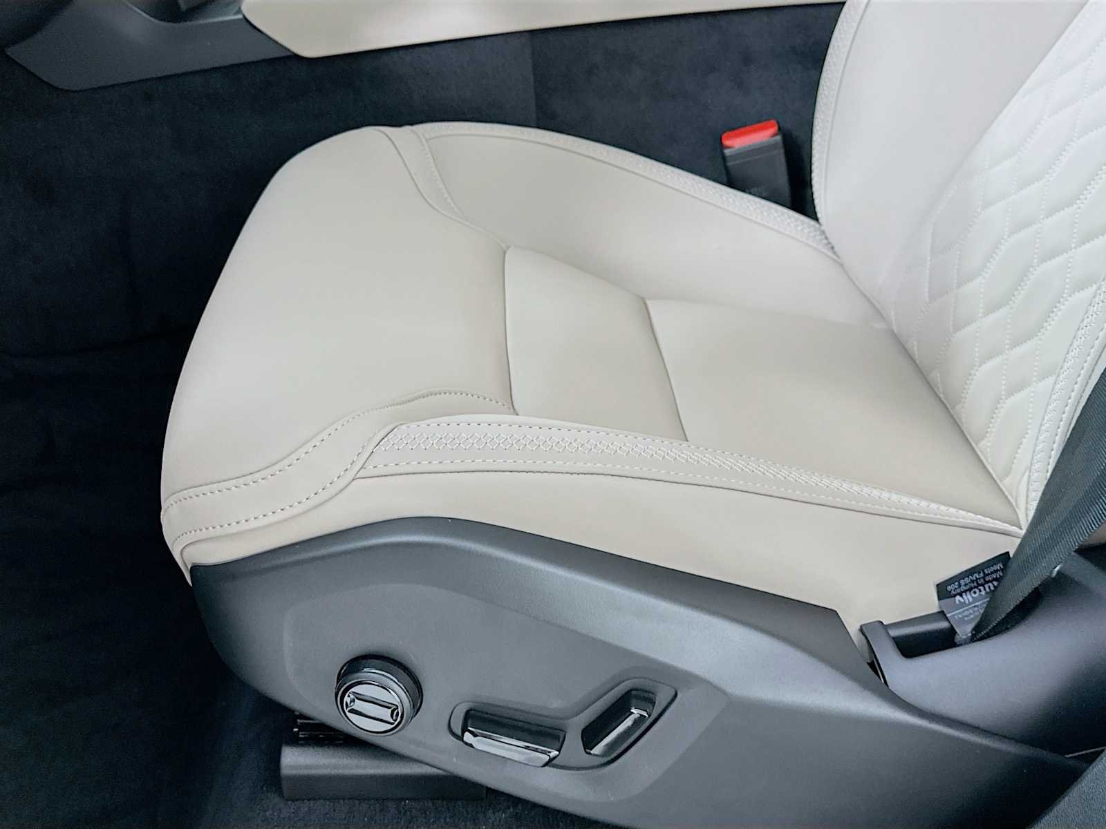 New 2026 Vapour Grey Volvo Plus image 17