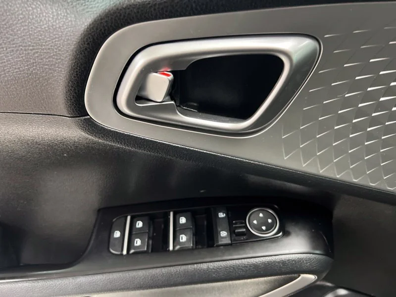 Used 2022 White Kia LX image 19