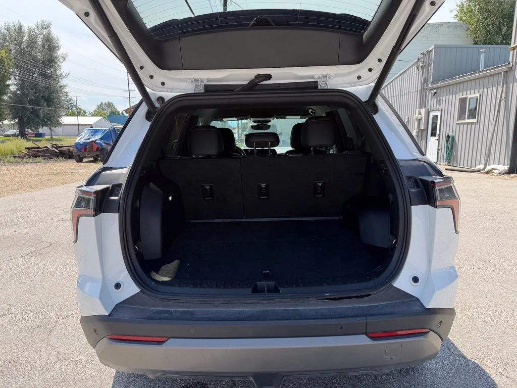 Used 2025 Summit White Chevrolet LT image 21