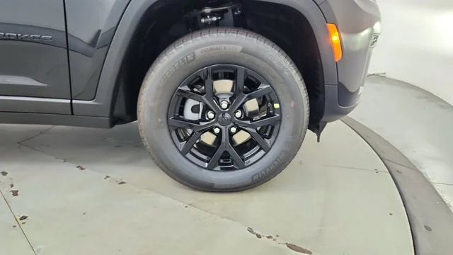 New 2026 Diamond Black Crystal Pearlcoat Jeep Altitude image 25