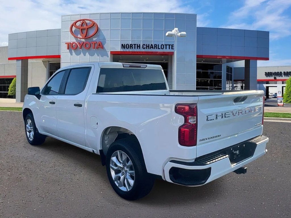 Used 2022 White Chevrolet Custom image 6