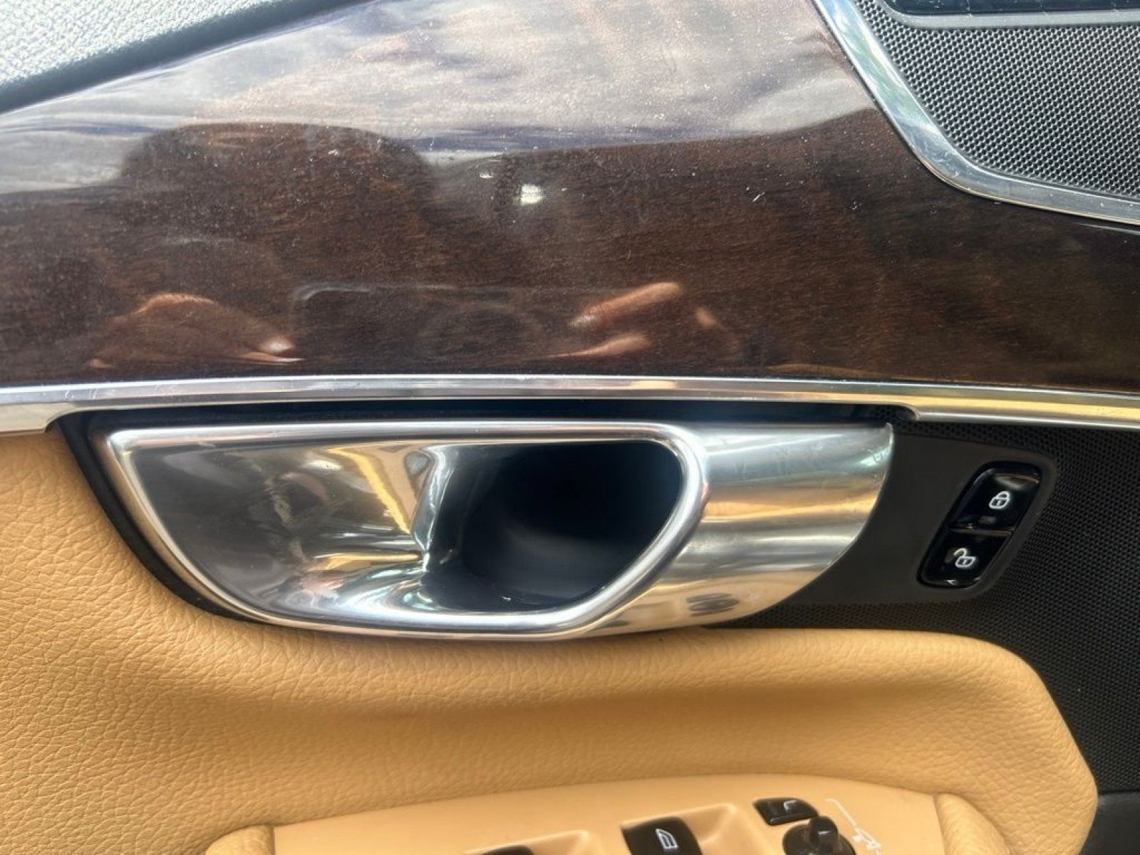 Used 2016 Onyx Black Metallic Volvo T6 Momentum image 18