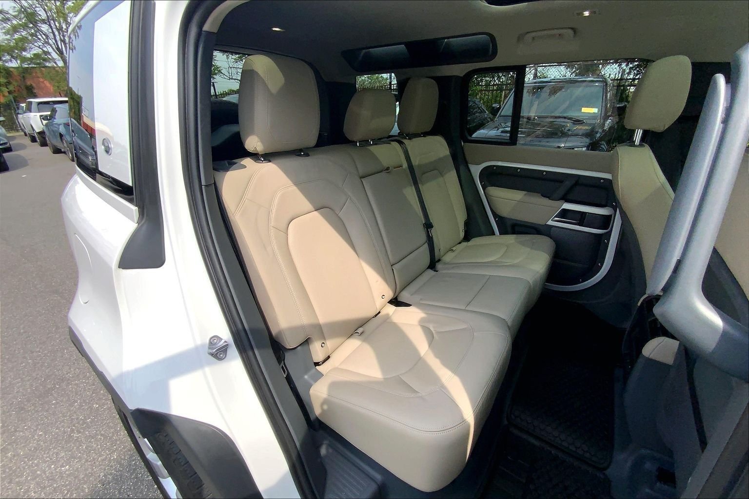Used 2024 Fuji White Land Rover S image 19
