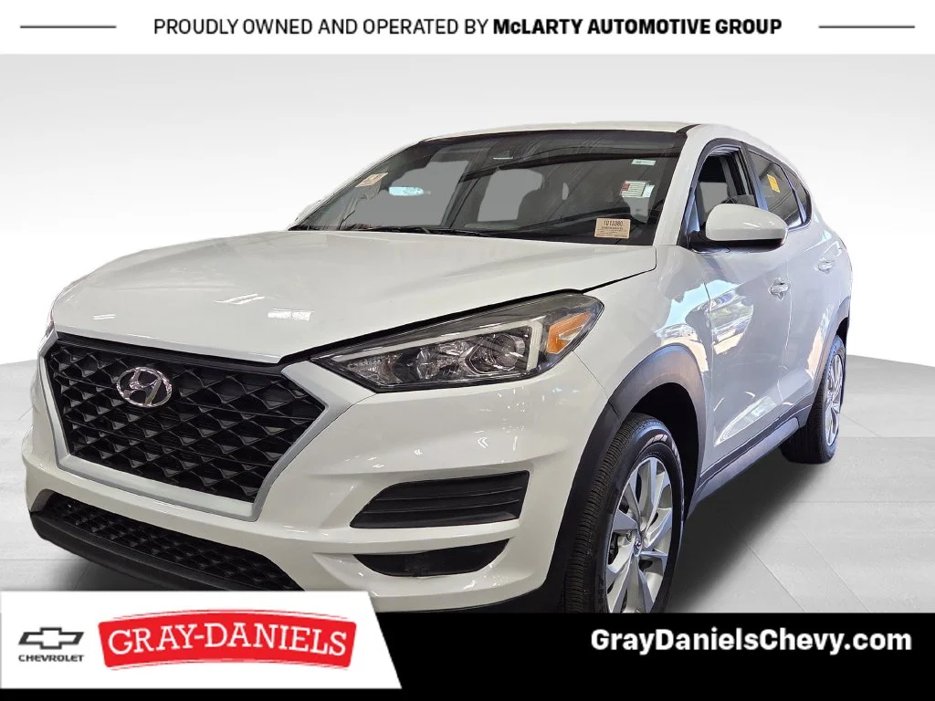 Used 2020 White Hyundai SE image 1