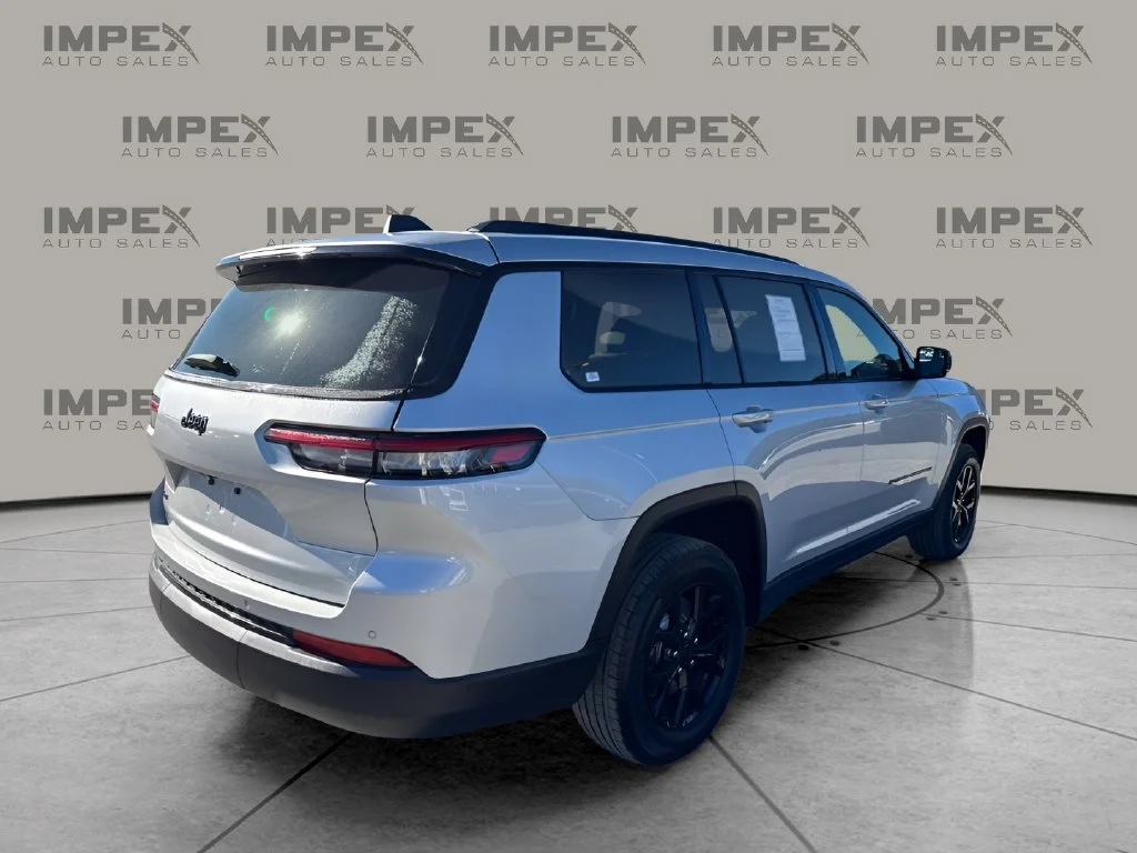 Used 2025 Silver Jeep Altitude image 5