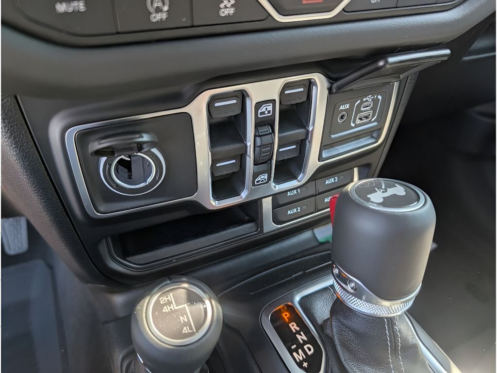 New 2026 Bright White Clear-Coat Exterior Paint Jeep Sahara image 24
