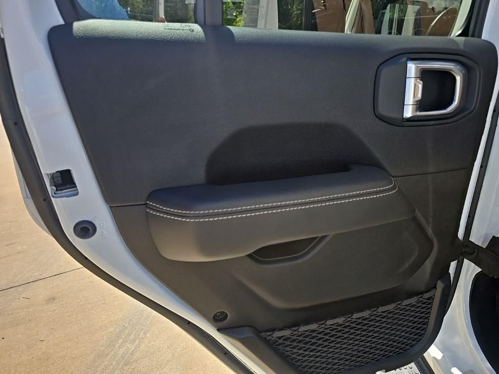 Used 2023 White Jeep Sahara image 36