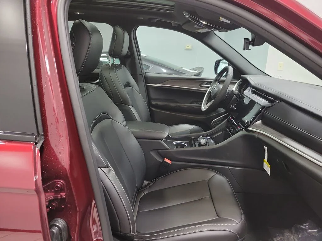 New 2026 Velvet Red Pearl-Coat Exterior Paint Jeep Limited image 9