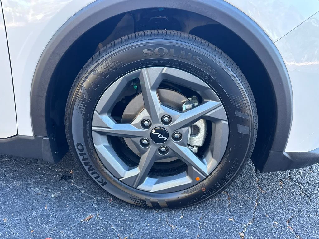 New 2025 White Kia LXS image 12