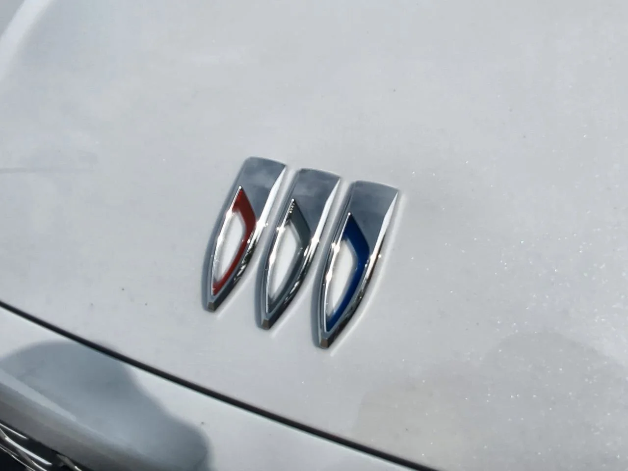 New 2026 Iridescent White Tricoat Buick Avenir image 32