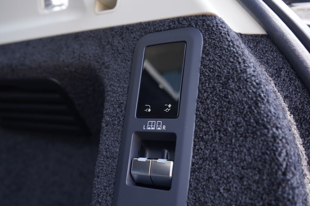 New 2026 Fuji White Land Rover SE image 25