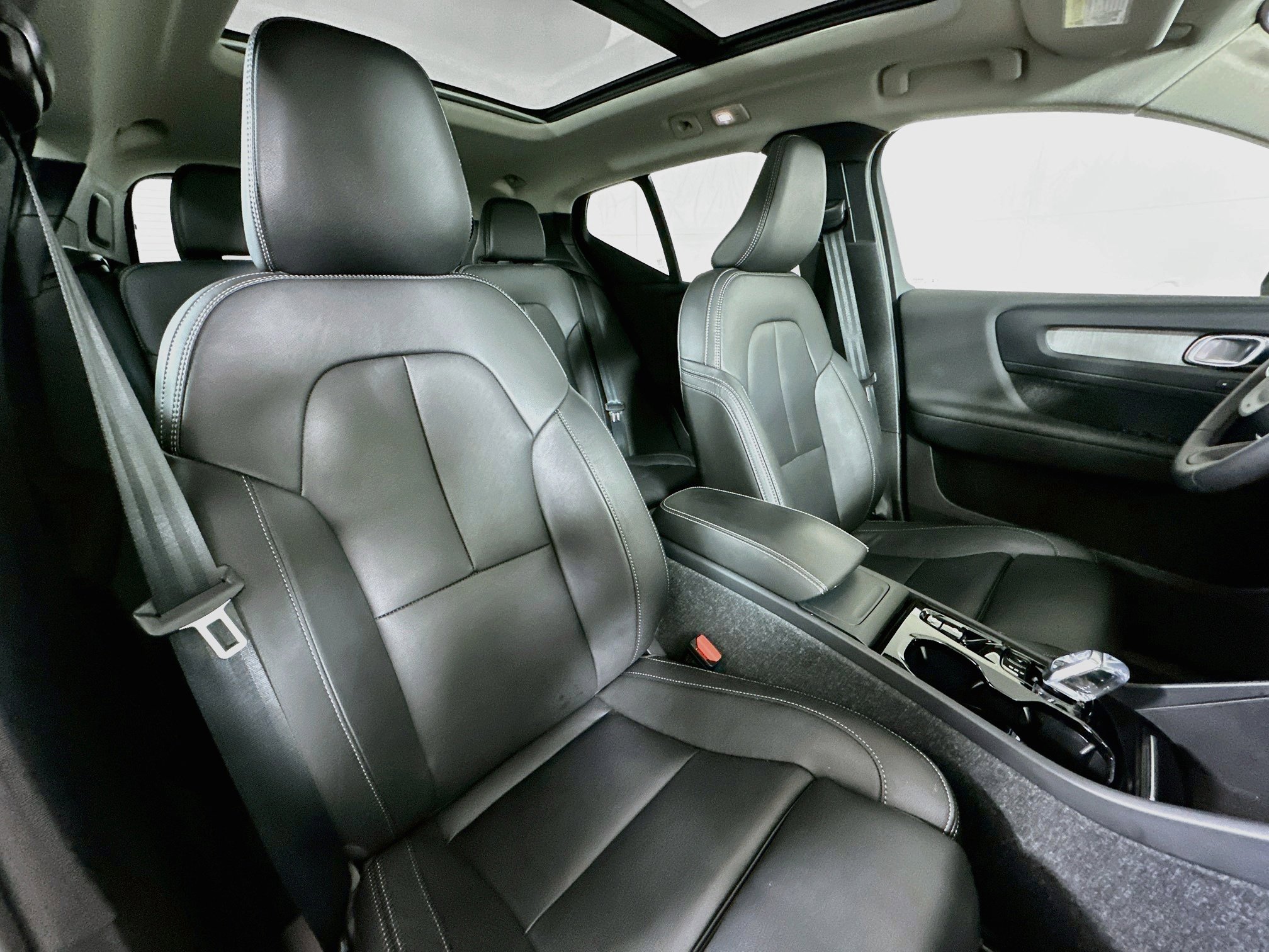 2025 Volvo XC40 Plus - Photo 27