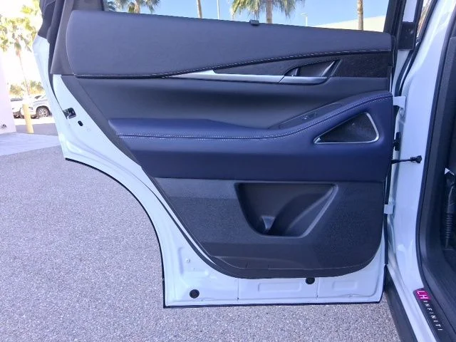 New 2026 2T RAD WHT INFINITI Sport AWD image 22