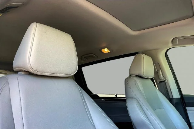 Used 2022  Honda EX-L image 29