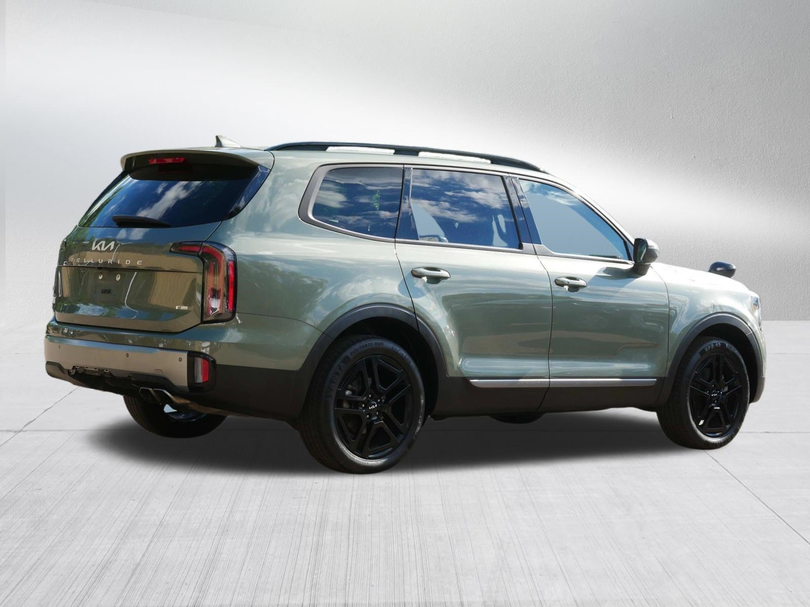 Used 2023 Jungle Green Kia EX X-Line image 7