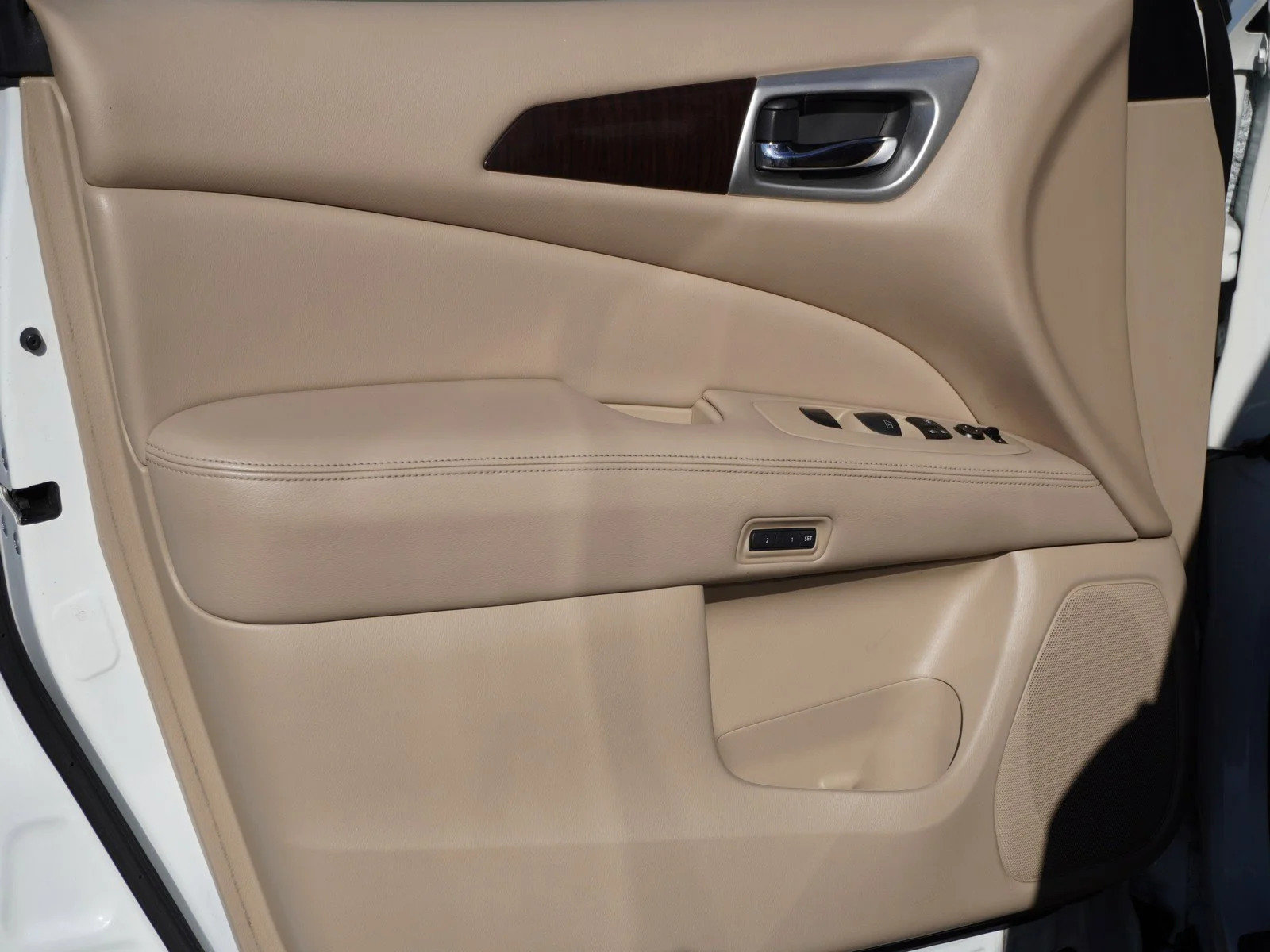Used 2016 Pearl White Nissan Platinum image 21