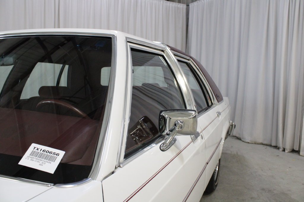 Used 1987 White Ford LX image 32