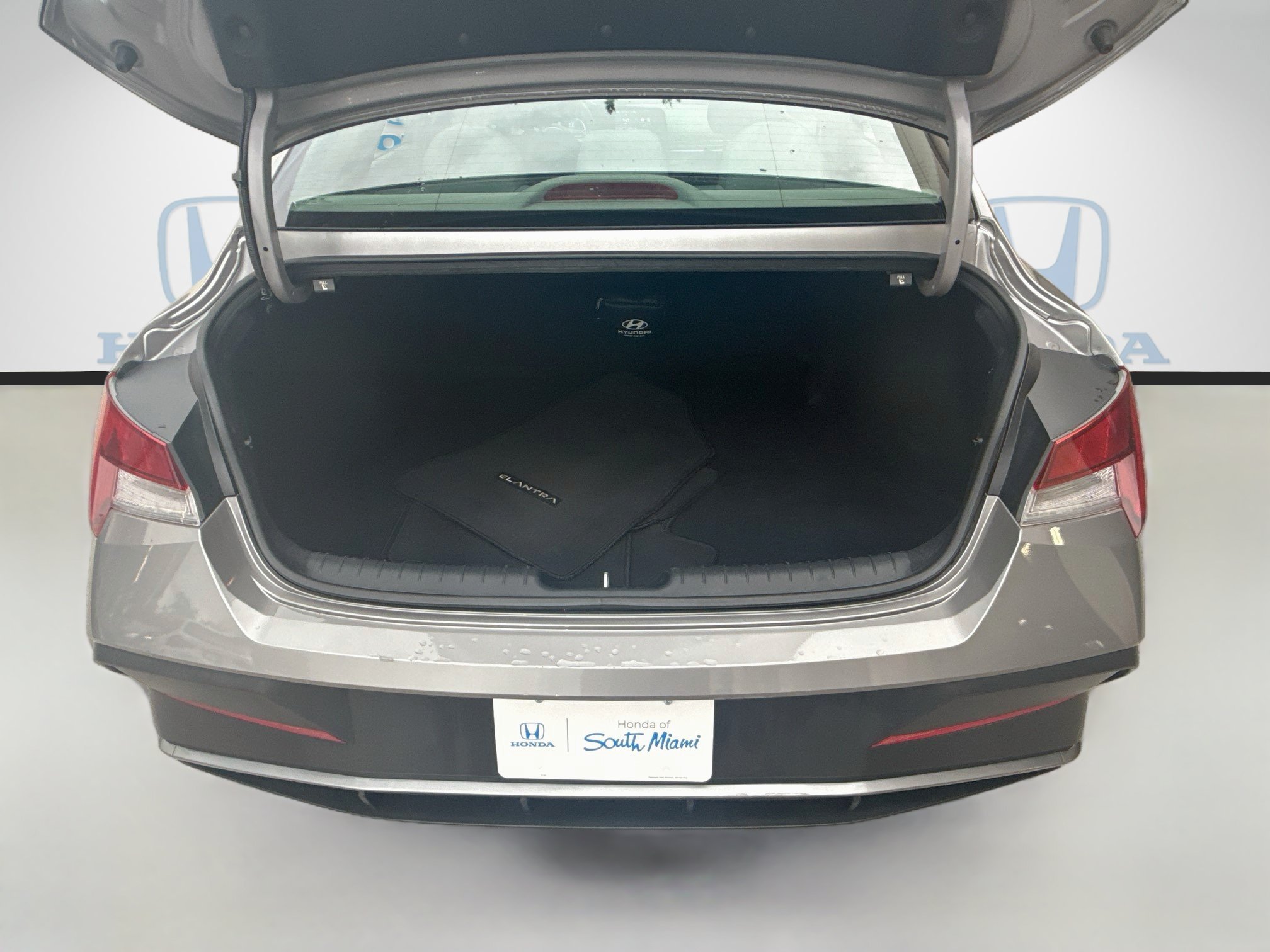 Used 2024 Fluid Metal Hyundai SE image 25