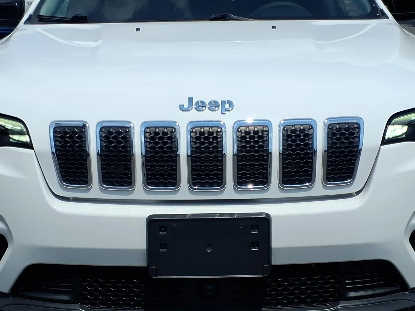 Used 2022 Bright White Clearcoat Jeep Latitude Lux image 13