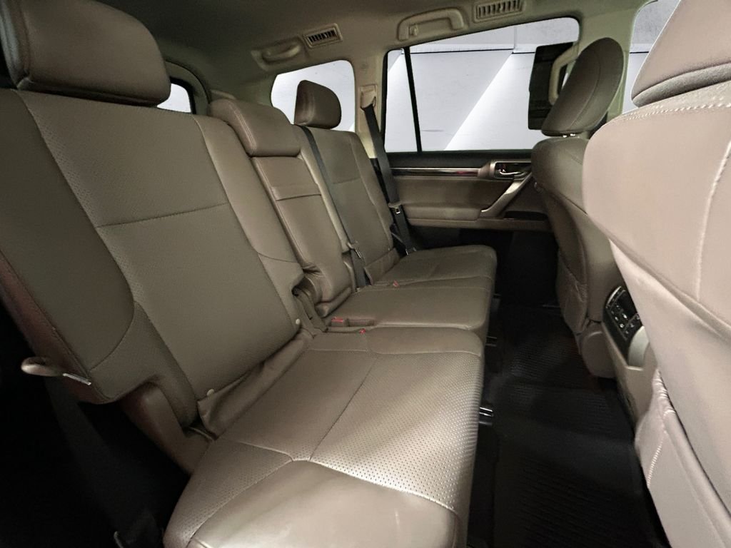 Used 2021  Lexus 460 Luxury image 16