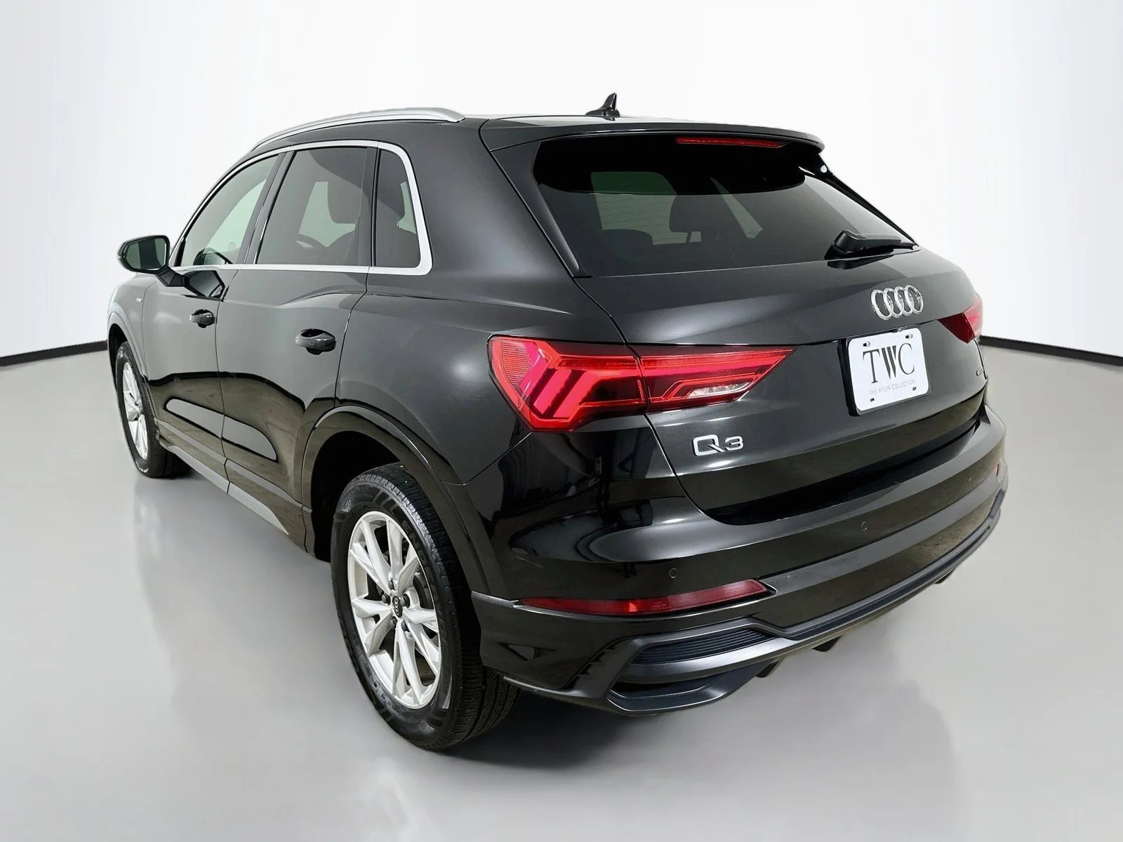 Used 2022 Black Audi  image 7