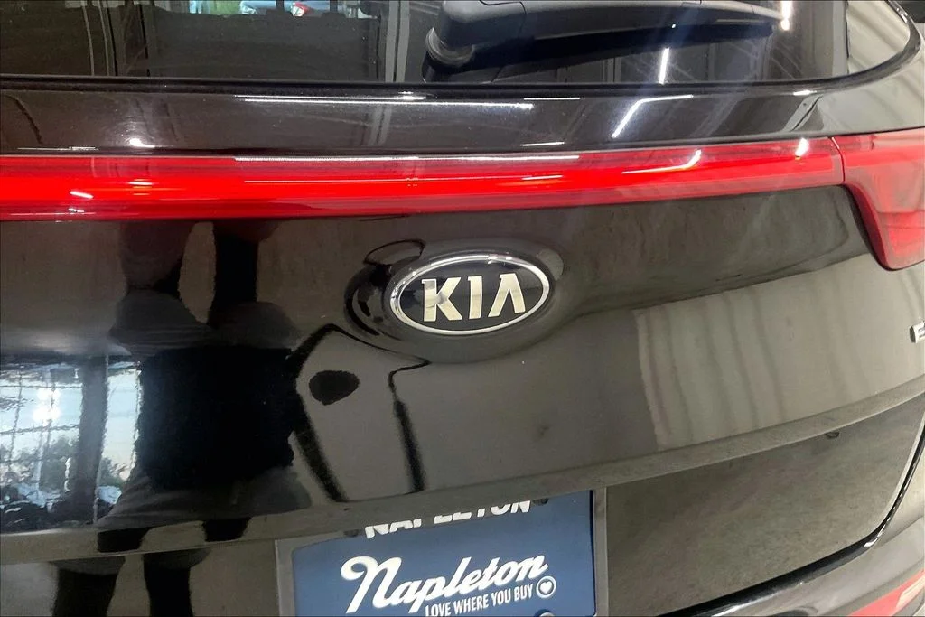 Used 2017 Red Kia EX image 32