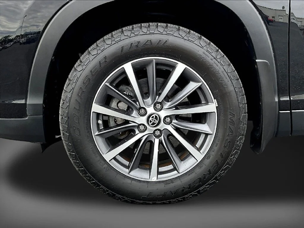 Used 2019 Black Toyota XLE image 36