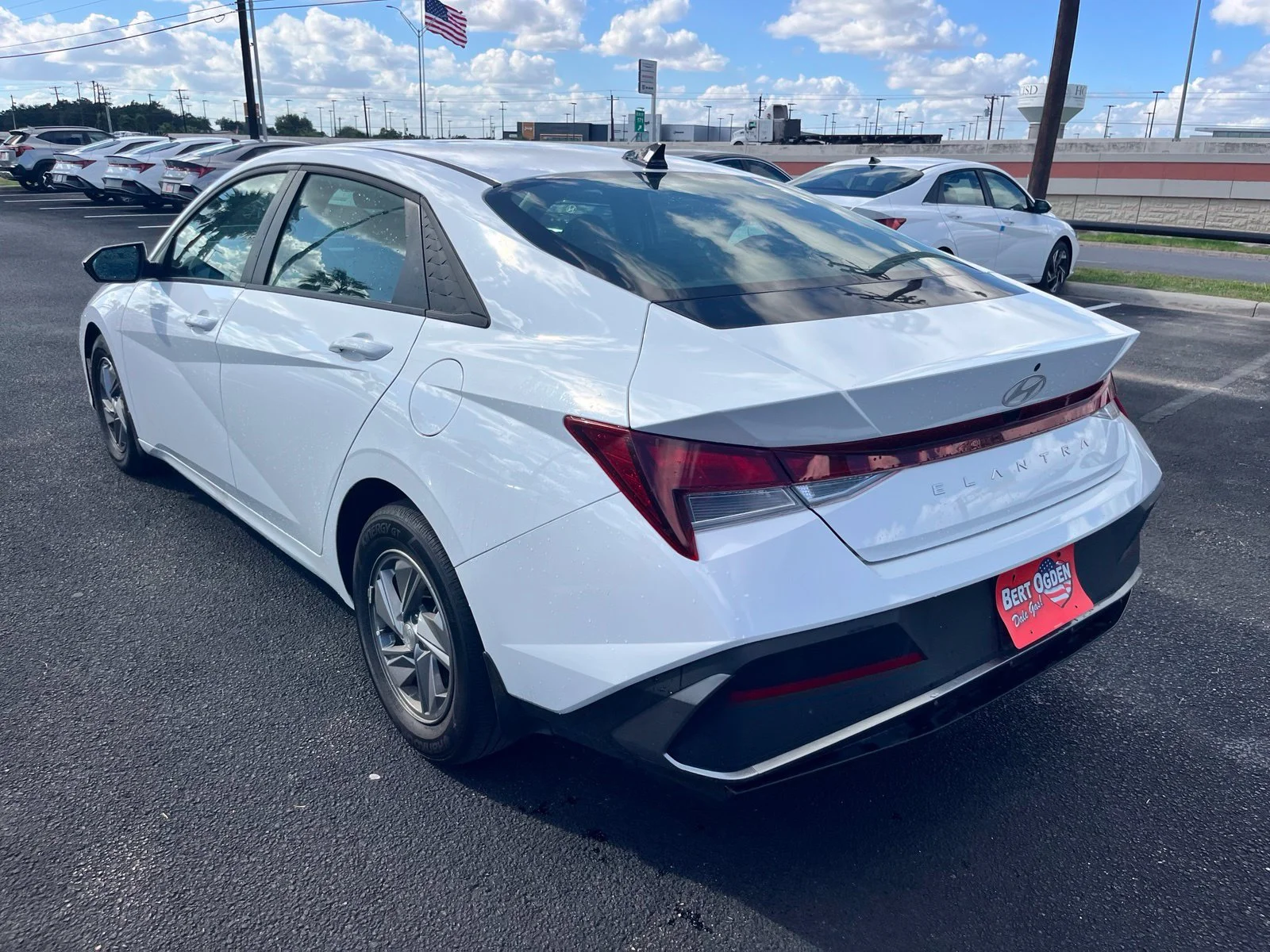 Used 2025 White Hyundai SE image 4