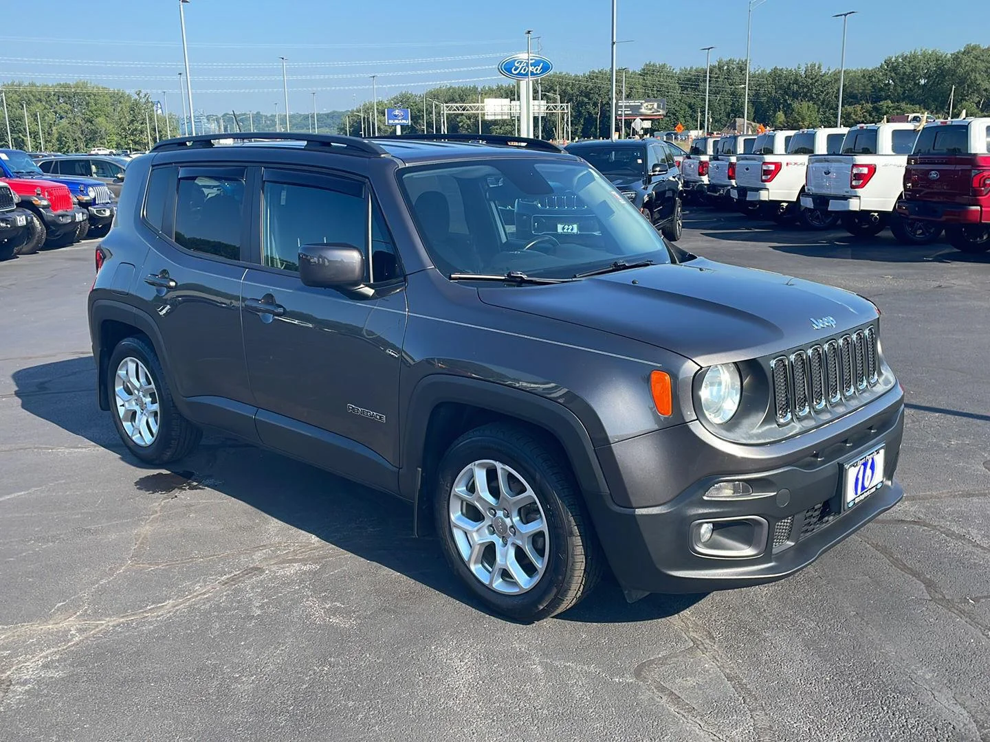 Used 2016 Granite Crystal Metallic Clearcoat Jeep Latitude image 7