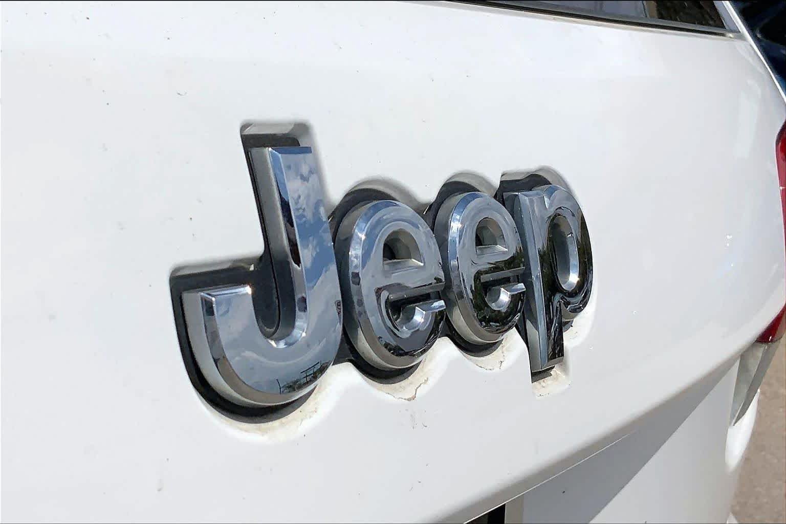 Used 2017 Bright White Clearcoat Jeep Limited image 31