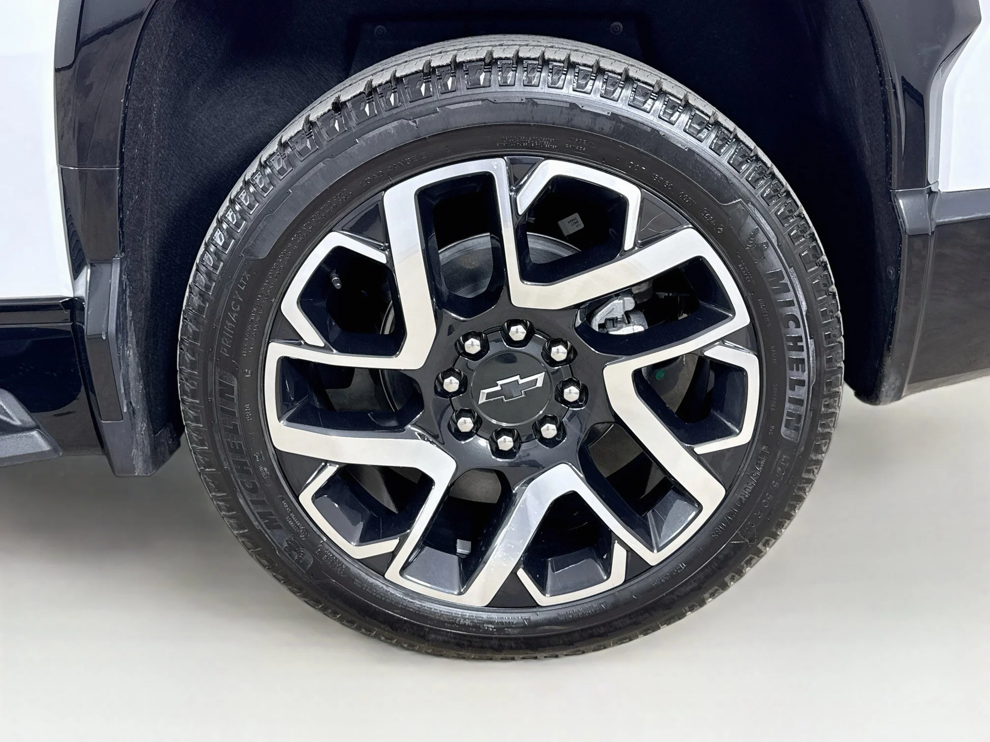 Used 2025 Summit White Chevrolet RST - Extended Range image 34