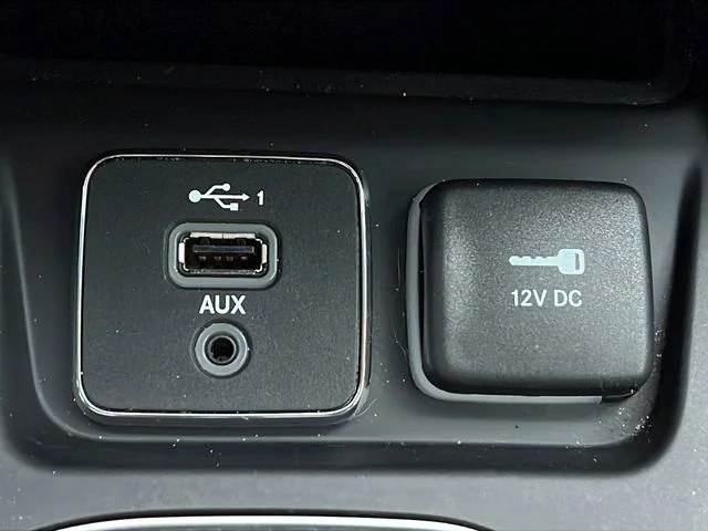 Used 2021 Silver Jeep Latitude Lux image 17