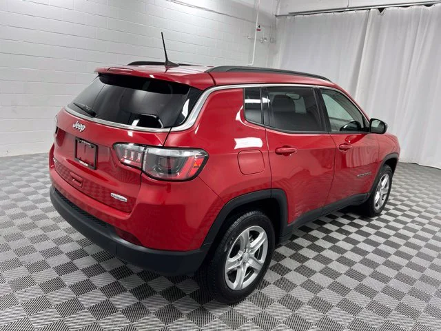 Used 2024  Jeep Latitude image 5