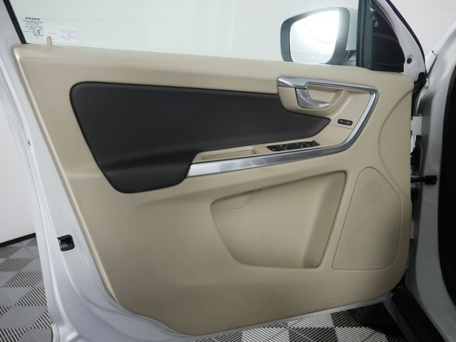 Used 2013 Ice White Volvo T6 w/ Platinum Pkg & Climate Pkg image 8