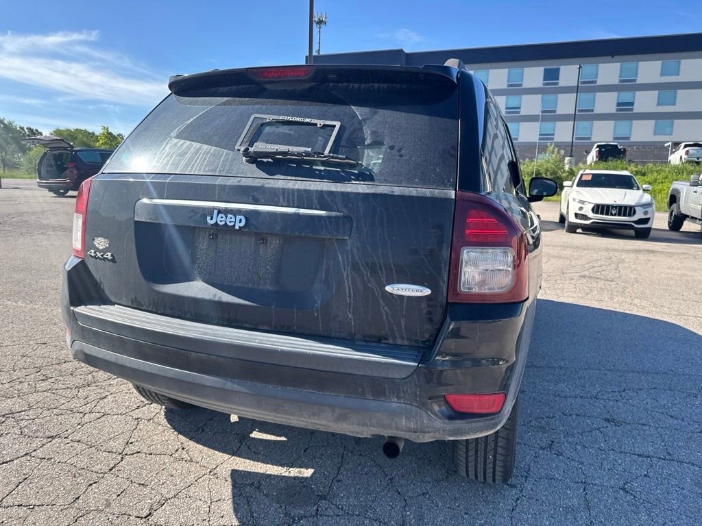 Used 2016  Jeep Latitude image 19