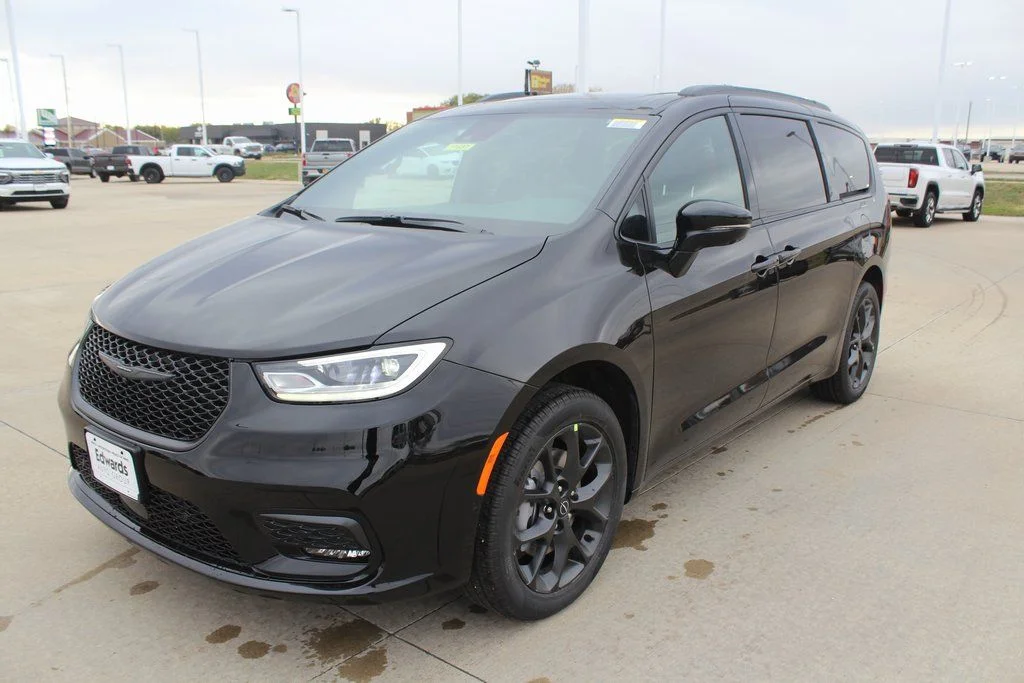 New 2026 Diamond Black Crystal Pearl-Coat Exterior Paint Chrysler Limited image 7