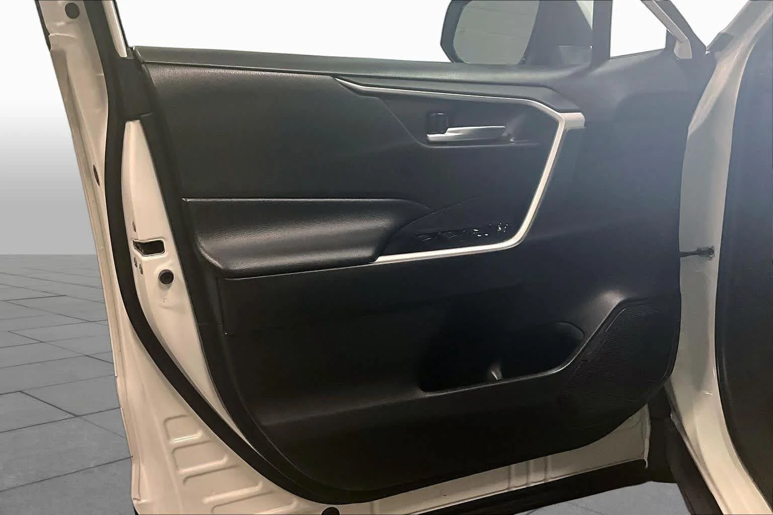 Used 2020 Super White Toyota XLE image 22