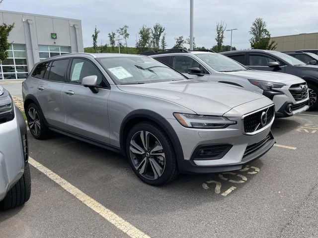 2025 Volvo V60 Cross Country B5 Plus